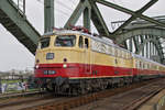 AKE-Rheingold-Lok E10 1309 am 06.04.2019 auf der Südbrücke in Köln.