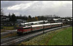 Das morgendliche Gegenlicht lässt hier am 11.11.2007 sowohl die Dächer des RB nach Osnabrück als auch die bei der TWE abgestellten Wagendächer hell glänzen. 119470 erreicht hier auf der Fahrt nach Osnabrück in Höhe des BW Hohne der TWE den Bahnhof Lengerich.