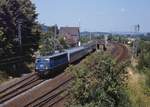Einst und Jetzt (8) : Bahnhof Kerzell südlich von Fulda im Juli 1986. Der Bahnhof hat noch 4 Gleise und ist besetzt. 110 337 vor einem Eilzug Fulda - Würzburg.