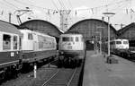 Hochbetrieb im Fernverkehr im Hbf Frankfurt am 19.5.1982.