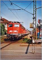 Die DB 110 470-2 ist in Lörrach Stetten mit der RB 18082 von Lörrach nach Freiburg unterwegs. 

Analogbild vom 5. August 2002