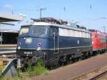 BR 110 348 in wunderschner blauer Lakierung am 29.05.2004 in Karlsruhe Hbf.