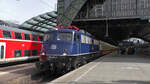 TRI 110 428-0 fährt am 12.04.2022 mit einer Leerüberführung des AKE-Rheingolds in Köln Hbf ein.