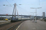 Die 110 319 legt mit dem Schnellzug München - Trier einen Halt in Ludwigshafen am Rhein ein.