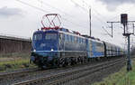 Lokomotive 110 350-6 und 151 075 (kalt) am 11.01.2023 mit VTG-Falns in Porz.