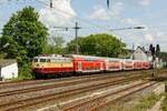 E10 1309 TRI mit Dosto-Überführung am Ende TRI 110 428-0 in Wuppertal Unterbarmen, am 14.05.2023.