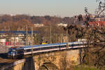 110 469 mit MEX 13 Aalen-Stuttgart am 18.12.2023 auf der Neckarbrücke in Stuttgart-Bad Cannstatt.