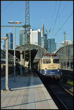 Die gute alte Bügelfalte, CBB 110 383-7, am 09.05.2024 mit dem SSN-Sonderzug aus Rotterdam in Frankfurt am Main. Im Moment der Aufnahme fährt die Lok pfeifend zur Abstellung nach Hanau.