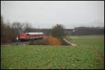 110 471 ist unterwegs nach Aalen. Aufgenommen bei Frankenreute am 14.03.08. Leider ist das eigentliche Motiv im Nebel versunken. Rechts ber den LKW´s sieht man leicht im Nebel eine Burg die eigentlich als Motiv dienen sollte. Da der Nebel aber innerhalb von 10 Minuten da war, konnte man die Burg nur noch im tiefen Nebel mit ins Bild packen.