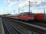 Die 110 352 mit einem 10 Wagen Regionalzug bei der Durchfahrt am 06.02.2008 in Mnchen Pasing.