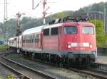 DB - E-Lok 110 438-9 am Schluss eines gezogenen Pendelzuges beim verlassen des Bahnhofes von Dillenburg am 02.05.2008