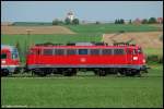 110 425 leistet zur Vormittagszeit des 13.05.08 Steuerwagenersatz fr RB 37149 von Aalen nach Donauwrth, aufgenommen bei Mttingen als seitliches Lokportrait.