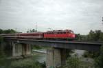 110 454 am 14.06.08 mit einem extralangen Sonderzug auf der Isarbrcke nach Salzburg