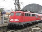 110 473 hat den Steuerwagen, den dazugehrigen Nahverkehrszug und die abgebgelte 110 469 im Schlepp. Beide Lok haben das neue Nummernschema auf der Seite angebracht bekommen. Foto: 03.11.2008; Hbf Bremen