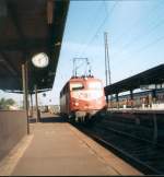 Im Hanauer Hauptbahnhof rangierte im August 1998 die damals orientrote 110 343.