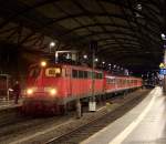 110 417-3 staht mit einem RE4 aus Dsseldorf kommend im Aachener Hbf. Abend des 05.02.09