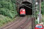 Nordportal des großen Triberger Tunnels mit 110 450-4 und dem Regionalexpress nach Konstanz. Das Bild ist zwar nicht technisch gut, aber bereits historisch. Gesehen am 17. August 2006.
