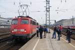 Aufmerksam lauscht man den Ausfhrungen des Tf zu den Beschriftungen an 110 396-9. (Regensburg, 14.03.09).