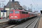 110 409 steht mit einem Nahverkehrszug abfahrbereit in Friedberg.