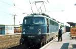 110 457-9 und eine weitere 110 im Schlepp vor einem 
Eilzug in Dortmund Hbf.(1980)