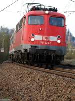 Unterm Marburger Landgrafenschloss (XX). Nach ihrer Erholungspause geht es zurck nach Gieen fr Bgelfalte 110 429-8 als Regionalbahn mit Halt an jedem Baumstamm. (07. April 2007, 18:23)
