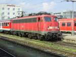 110 443-9 steht am 14.4.2009 mit einem Regionalzug in Ulm und wartet auf Ausfahrt. Sie ist in Mnchen beheimatet trgt aber noch die Aufschrift  DB Regio AG Frankfurt/M .