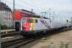 110 325-8 und die ersten vier Wagen des  SciencExpress  bei Einfahrt in Frankfurt/M Hbf am 27.04.09 .