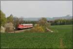 110 418-1 zog am Nachmittag des 21.04.2009 eine RB von Donauwrth nach Aalen. Hier kurz vor dem ehemaligen Haltepunkt Frankenreute, der sich zwischen den Bahnhfen Westhausen und Goldshfe befand.