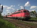 Kurz nach der Ausfahrt aus dem Priener Bahnhofs fotografierten wir die 110 292-0, als Zuglok eines Regionalexpresses in Richtung Salzburg.