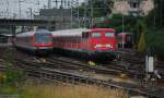 Grauer Betriebsalltag auf der Main-Weser-Bahn. 110 429-8 steht mit  verheulten Augen  im Gleisvorfeld des Bahnhofs Gieen und wartet auf den Montag morgen. Dann gibt es wieder Arbeit. Hinter dem zweiten Zug steht 110 427-2 (28. Juni 2009)