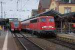 Grauer Betriebsalltag auf der Main-Weser-Bahn. Das Personal hat gewechselt, 110 402-5 fhrt nach viertelstndiger Pause als RB 15341 zurck nach Friedberg. Links hlt der Mittelhessenexpress alias Bandscheibenexpress, der hier Richtung Treysa und Dillenburg getrennt wird, sonntags fhrt nur RE 25116 nach Dillenburg weiter und Fahrgste Richtung Treysa mssen auf den berfllten (I)RE Kassel warten. (28. Juni 2009)