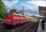 110 373 mit dem RE11596 aus Dsseldorf neben dem Bahnsteig von Aachen Rothe-Erde, in wenigen Augeblicken wird der Zug vorziehen und im Abstellbahnhof Nachtruhe finden 13.7.2009