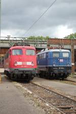 Zwei alte Damen eintrchtig nebeneinander im BW Stuttgart bei der 110er Parade vom 25. Juli 2009. Links die im aktuellen verkehrsrot lackierte 110 418-1, welche noch regelmige Einstze hat, rechts, die schon lange abgestellte 110 228-4 des DB Museums Nrnberg. Das Gelnde des BWs war zum Zeitpunkt der Veranstaltung in bestimmten Bereichen ffentlich zugnglich.