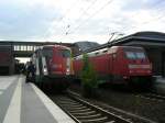 110 325-8 (Lok vom Wissenschaftsexpress 2009 mit Touristik-Express [Sonderzug nach Warnemnde]) sowie 101 143-6 in Berlin Gesundbrunnen, 3.7.09