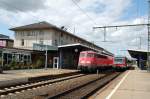 Dieseltriebzug trifft auf E-Lok, hie es am 25.7.2009 in Aalen. Auf Gleis 1 steht die Stuttgarter 110 446-2 mit einer RB nach Donauwrth bereit und auf Gleis 3 wartet 629 340-1 auf Ausfahrt in Richtung Ulm.