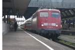 115 346-9 wartet am Abend des 25.07.09 im Karlsruher Hbf auf die Freigabe, mit nur einem IC Wagen, den Bf verlassen zu knnen.