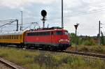 auf zur nchsten Runde, 110 351 mit dem Mewagen in Mukran, hier Hhe altem Haltepunkt Mukran/Mitte am 30.07.09 Richtung Lietzow-Bergen