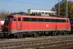 Die Dortmunder 110 493-4 steht abgestellt fr Verstrkerzge in Regensburg HBF am 20.10.2009