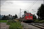 110 322 (9180 6110 322-5 D-DB) ist mit dem abendlichen Regionalzug nach Kufstein unterwegs. (04.08.2009)