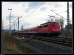 110 432 scheibt einen Fussball-Sonderzug Richtung Sinsheim (Elsenz). Aufgenommen in Meckesheim am 12.12.2009
