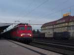 Fast wie frher - 110 418-1 mit IC 486 Zrich HB - Stuttgart Hbf in Singen am Hohentwiel. 28.12.09