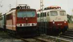 155 089-6 in DR- und 110 496-6 in TEE-Anstrich warten im Juni 1997 im ehemaligen Bw Crailsheim auf ihren nchsten Einsatz (digitalisiertes Dia).