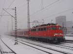 110 457 ist gerade mit ihrem Fuballsonderzug in Oberhausen angekommen. Dabei musste sie sich am 20.12.2009 durch heftigsten Schneefall ihren Weg bahnen.