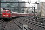 DB 110 463-7 mit dem D2770 aus Bremen der Fuballfans zum DFB-Pokalspiel brachte. Als Wagen wurden Bnrz450.3 eingesetzt (DB Regio AG Braunschweig, gesehen Berlin Zoologischer Garten 15.05.2010)