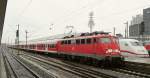 Auf dem Weg zum DFB-Pokalfinale: Werder-Bremen-Fanzug DZ 2770 (Bremen-Berlin) mit 110 463 in Hannover Hbf, 15.