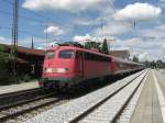 110 146-2 mit einem RB von Mnchen nach Salzburg beim Planmigem Halt
im Bahnhof von Prien am Chiemsee am 28. Mai 2010.