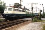 Heute drei Farbvariante der Bgelfalte. Hier fahrt 110 418-1 mit eine bunte D 2345 Hoofddorp (die Niederlande)-Berlin Ostbahnhof ab in die Nhe von Bahnhof Bad Bentheim am 18-08-1992. Die Bahnbergang im Vordergrund ist seit Jahren nicht mehr da und ersetzt durch ein Tunnel. Bild und scan: Date Jan de Vries.