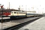 Ich hatte nicht viel Glck mit dem Wetter am 25 Januar 1994. Viel Regen, keine Sonne. Deshalb ein Regenbild mit Bgelfalte 110 429-8 mit IR 2556 Kassel Wilhelmshhe-Aachen auf Krefeld Hauptbahnhof.