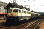 110 420-7 mit RE Siegen-Hagen auf Bahnhof Finnentrop am 18-07-1996. Bild und scan: Date Jan de Vries.