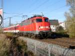 110 327-4 vor dem NZ1949 a.Hagen. Kurtz vor der Einfahrt in den Bhf Stralsund. am 06.11.2005